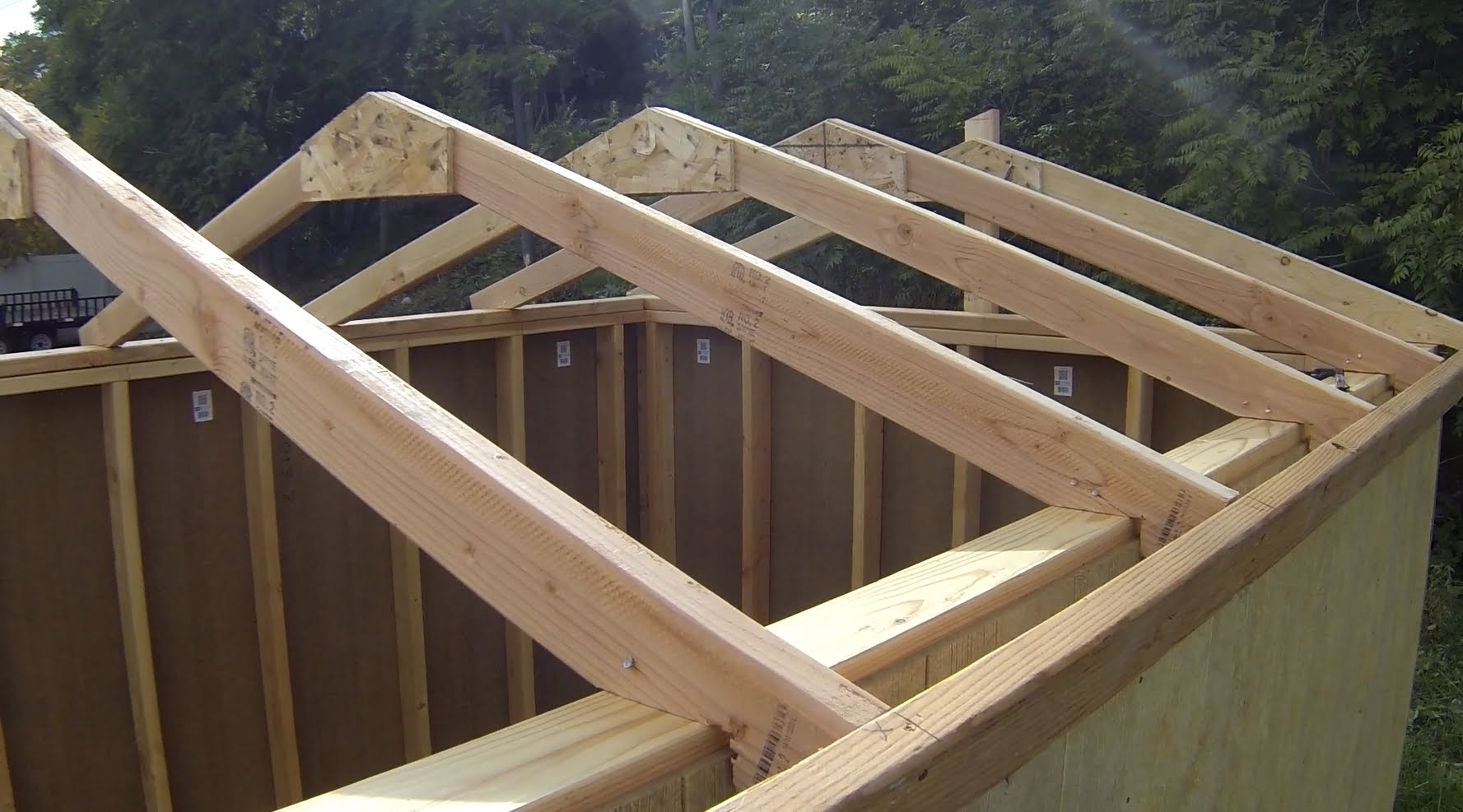 Roof trusses for lean to shed